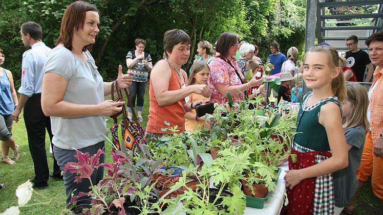 Der Stand mit Pflanzen sowie selbstgemachter Marmelade und Holundersirup war immer dicht umlagert.