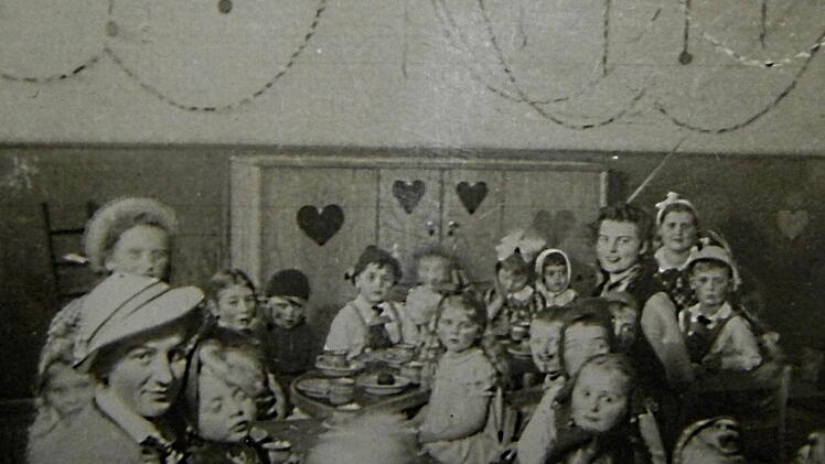 Die Kindergärtnerin Frau Helene Beer im Jahre 1940 bei einer Faschingsveranstaltung des Kindergartens.