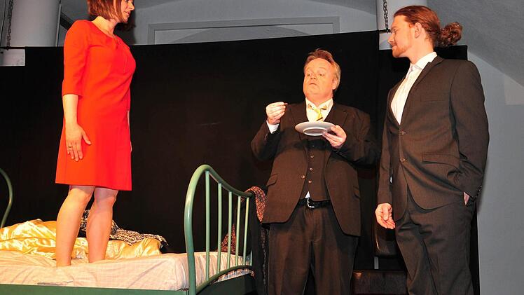Spannend, gespickt mit schwarzem Humor, komisch und tragisch zugleich ist das Stück "Dreier" von Jens Roselt, das die Theaterwerkstatt Haßfurt unter der Regie von Nina Lorenz inszeniert hat. Unser Bild zeigt (von) links Ursula Gumbsch, Stephan Bach und Benjamin Bochmann.