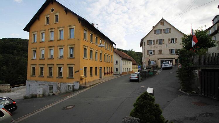 Der Marktplatz von Egloffstein: Hier wird seit Jahren um eine Sanierung der Häuser gerungen - links das "BdK-Haus" und rechts das alte Rathaus. Und es wird noch länger dauern, weil die Gemeinde kein Geld hat. Foto: Reinhard Löwisch