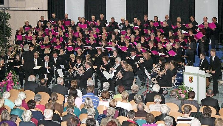 Der Singkreis Hessdorf und die Stadtkapelle Erlangen (vorne) sangen und spielten vor ausverkauftem Haus. Foto: Evi Seeger