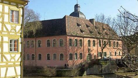 Bleibt das Renaissancegebäude auch nach der Sanierung öffentlich? Die Stadt verspricht es.