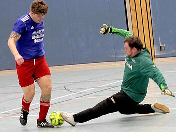 Auf spannende Spiele und viele Torszenen freuen sich die Zuschauer bei der Hallenfußball-Kreismeisterschaft. Hier ein Zweikampf aus der Vorsaison zwischen dem Zeiler Torwart Maik Rausch (rechts) und dem Eltmanner Timo Gebhardt.