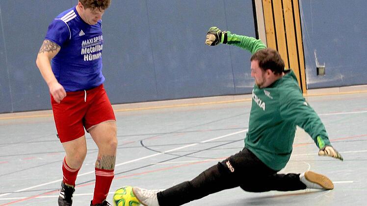 Auf spannende Spiele und viele Torszenen freuen sich die Zuschauer bei der Hallenfußball-Kreismeisterschaft. Hier ein Zweikampf aus der Vorsaison zwischen dem Zeiler Torwart Maik Rausch (rechts) und dem Eltmanner Timo Gebhardt.