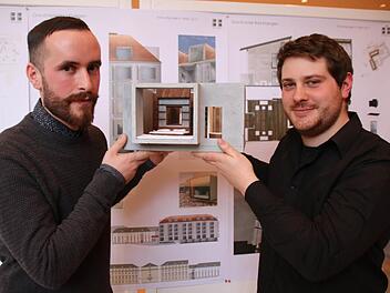 Die beiden Architekturstudenten Feim Aliu (links) und Peter Spielvogel haben auch ein Hotelzimmer modelliert.  Foto: Kathrin Kupka-Hahn