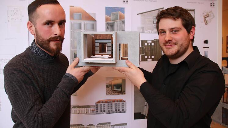Die beiden Architekturstudenten Feim Aliu (links) und Peter Spielvogel haben auch ein Hotelzimmer modelliert.  Foto: Kathrin Kupka-Hahn