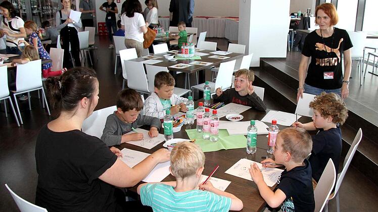 Viele Puma-Mitarbeiterinnen hatten sich als "Kritzelpaten" zur Verfügung gestellt. Foto: Richard Sänger