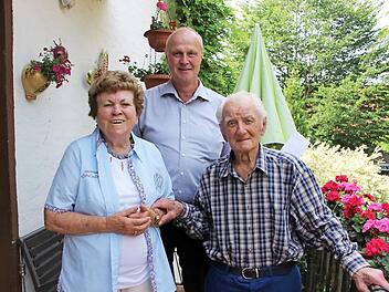 Sie blicken auf ein aufregendes Leben zur&uuml;ck: Gertrud und Peter Brendel aus Schwarzenbach mit B&uuml;rgermeister Gerald Brehm Foto: Evi Seeger