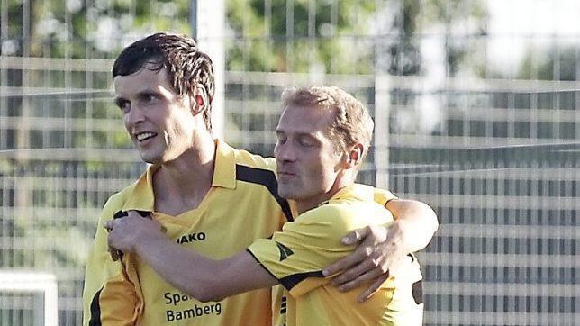 Jürgen Dennerlein (r.) beglückwünscht den Schützen des ersten Bamberger Treffers, Peter Heyer.