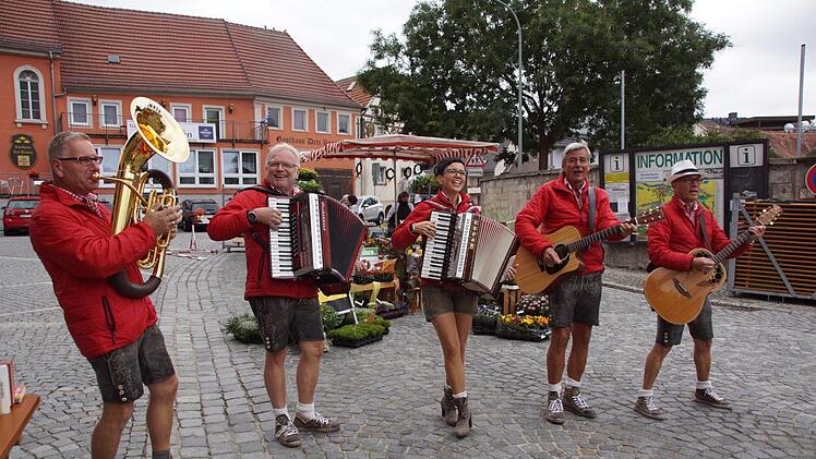 Von Wolken am Himmel lassen sich die "Albertos" nicht beeindrucken. Mit bester Laune bereicherten sie als Straßenmusikanten das Eltmanner Spätsommerfest.Sabine Weinbeer