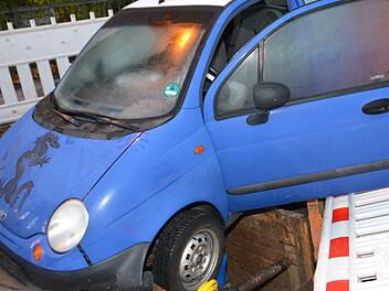 Hindernis zu spät erkannt: Kulmbacher landete mit seinem Auto in einer Baugrube. Foto: Dagmar Besand