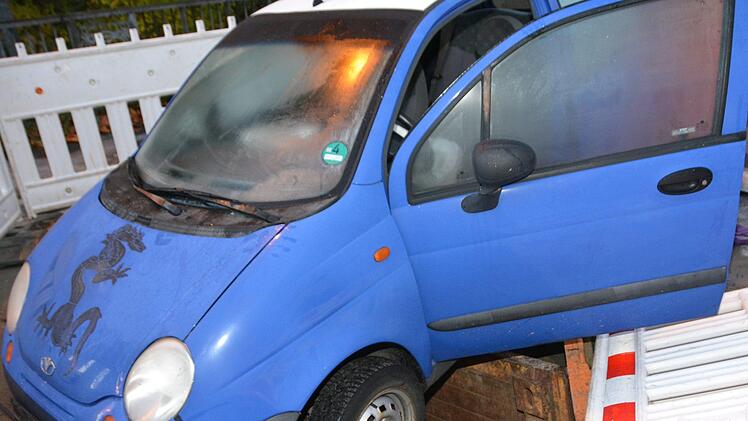 Hindernis zu spät erkannt: Kulmbacher landete mit seinem Auto in einer Baugrube. Foto: Dagmar Besand
