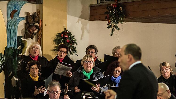 Die Sängervereinigun Bad Rodach und das Collegium musicum Hildburghausen unter der Gesamtleitung von Kirchenmusikdirektor Torsten Sterzik gestalteten ein Konzert in der Kirche St. Salvator in Untersiemau.Foto Jochen Berger