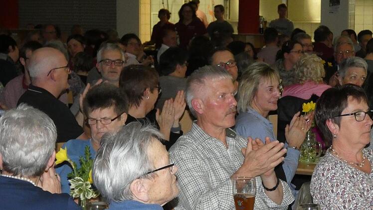 Viel Beifall gab es vom Publikum in der vollen Frauengrundhalle.Christian Licha