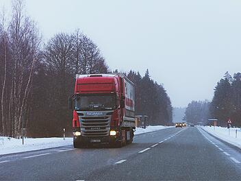 A9: Beifahrer filmt gefährliche Lkw-Fahrt auf Autobahn - Polizei greift ein