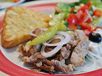 Traditionell griechisches Gyros besteht aus magerem und weichem Schweinefleisch, das besonders gut zum Braten und Grillen geeignet ist.