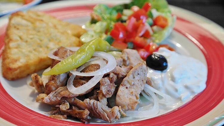 Traditionell griechisches Gyros besteht aus magerem und weichem Schweinefleisch, das besonders gut zum Braten und Grillen geeignet ist.