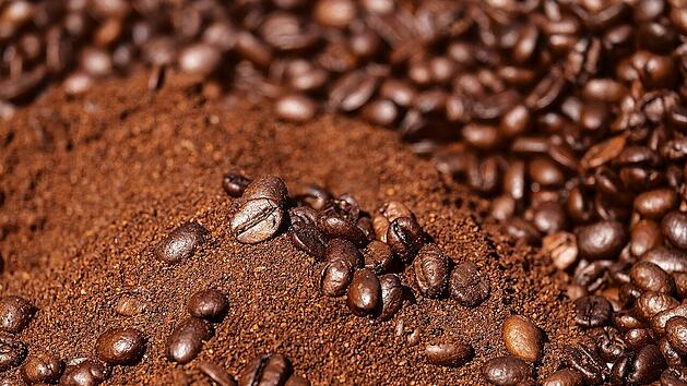 Eine Tasse Kaffee ist lecker und sorgt für neue Energie. Das Kaffeepulver solltest du aber nicht regelmäßig im Abfluss entsorgen.
