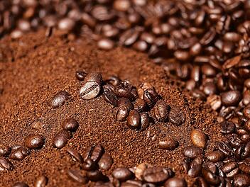 Eine Tasse Kaffee ist lecker und sorgt für neue Energie. Das Kaffeepulver solltest du aber nicht regelmäßig im Abfluss entsorgen.