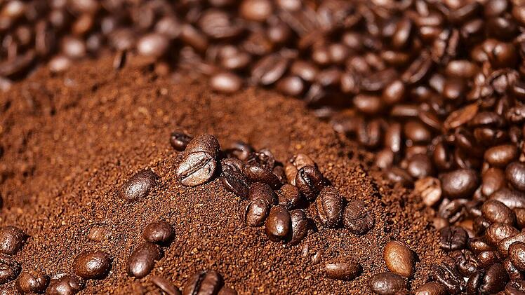 Eine Tasse Kaffee ist lecker und sorgt für neue Energie. Das Kaffeepulver solltest du aber nicht regelmäßig im Abfluss entsorgen.