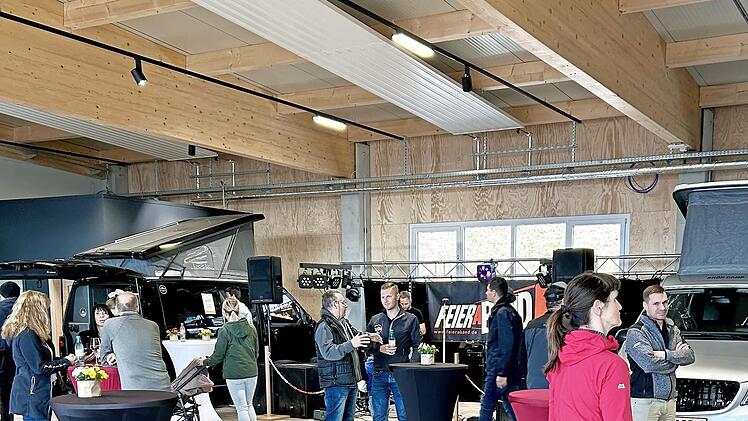 Das neue Verkaufs- und Servicecenter in Schildeck stieß bei der Eröffnung auf großes Interesse.