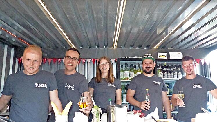 Sie schenkten den Besuchern beim ersten Stadtsommer ein (von links): Bastian Rößner, Johannes Erlwein, Katharina Häfner, Nico Brändlein und Rene Klein.