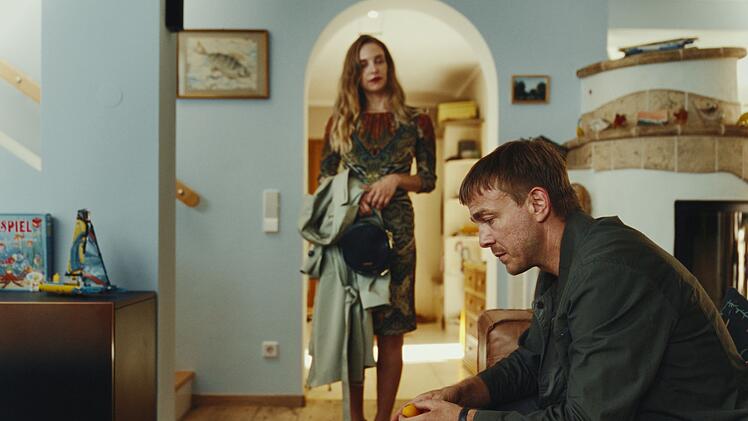 In der Ehe zwischen Frank Laudin (Albrecht Schuch) und seiner Frau Claudia (Sina Martens) kriselt es.