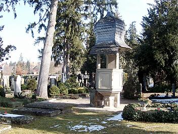 Unter der Friedhofskanzel auf dem Mainbernheimer Friedhof liegt ein Stein, auf dem einst eine Tafel befestigt war, die dem einstigen Pfarrer Michael Schober gewidmet war. Fotos: Marina Zimmermann
