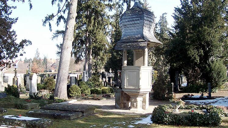 Unter der Friedhofskanzel auf dem Mainbernheimer Friedhof liegt ein Stein, auf dem einst eine Tafel befestigt war, die dem einstigen Pfarrer Michael Schober gewidmet war. Fotos: Marina Zimmermann