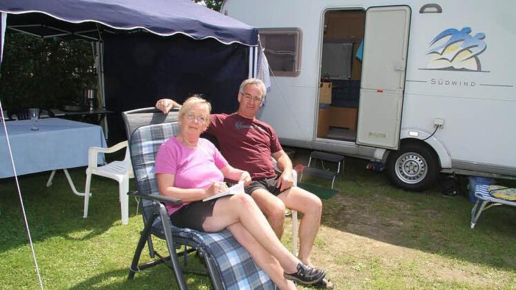 Marianne und Martin Betz sind dem Wallfahrtsstress in Altötting entflohen und machen beim Kronacher Schießen eine Stippvisite - und auch bei Marianne Betz Schwester.