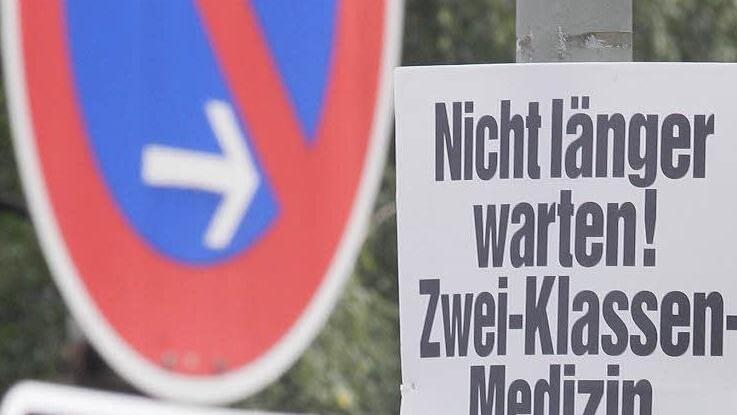Kein Treppenwitz der Geschichte, sondern der Verkehrsführung geschuldet: Just die fusionierte Partei aus der Nach-Wende-Zeit (oder war es die mit den meisten Wendehälsen?) plakatiert am Wendeplatz.