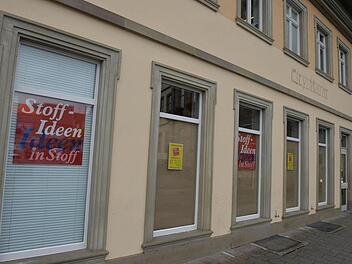Hinter zugeklebten Fenstern hat der Umbau des ehemaligen Lebensmittelmarktes zu einem Kurzwaren-Fachhandel begonnen. Foto: Ronald Rinklef