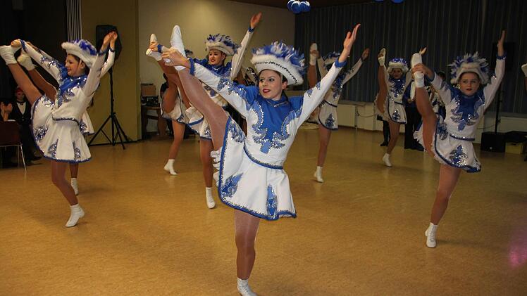 In Aktion: Die Marschtanzgarde des MCC überzeugte mit Akrobatik und Schwung.  Foto: Stephan Stöckel