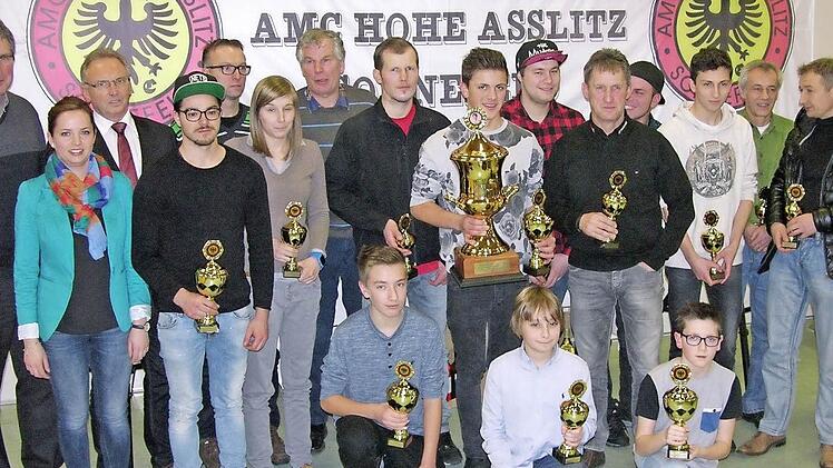 Sportleiter Bernhard Wittmann (links) und der wiedergewählte Vorsitzende Roland Werner (daneben) überreichten Pokale an die in der Saison 2015 erfolgreichsten Aktiven.