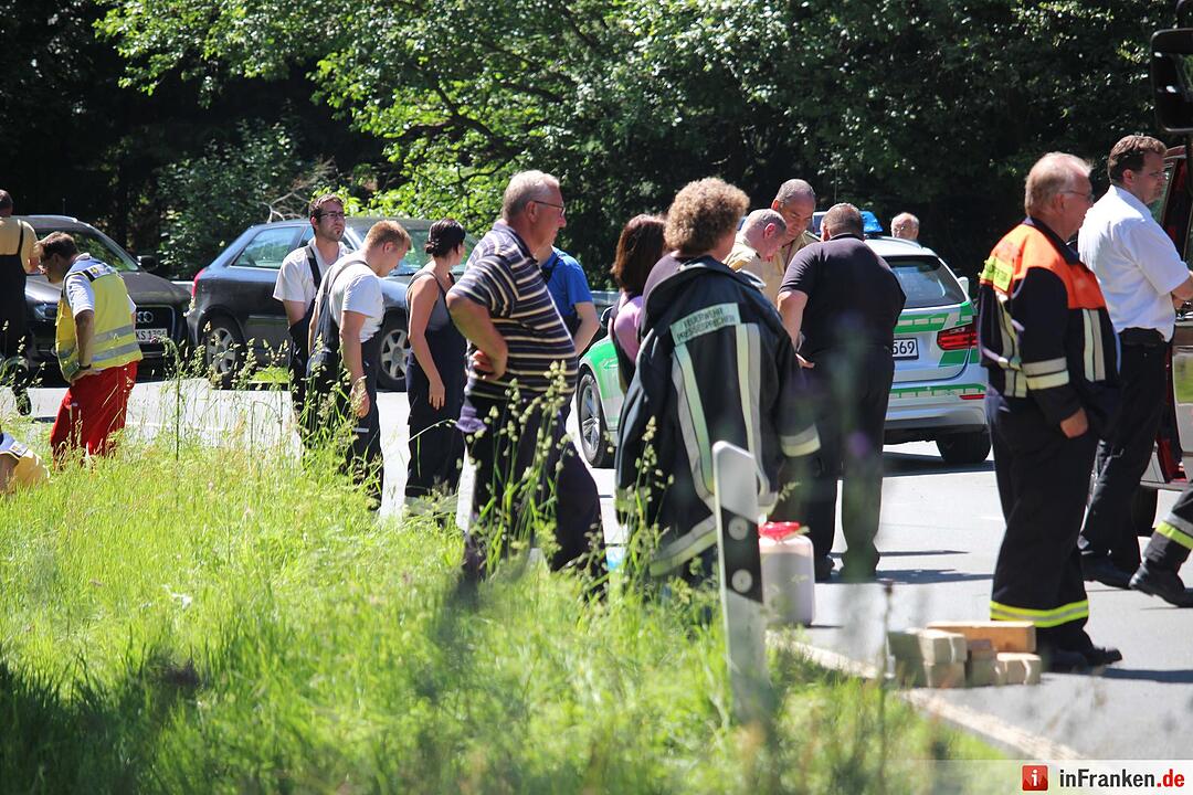 Motorradfahrer stuerzt und rutscht in Gegenverkehr - Biker verstirbt noch am Unfallort