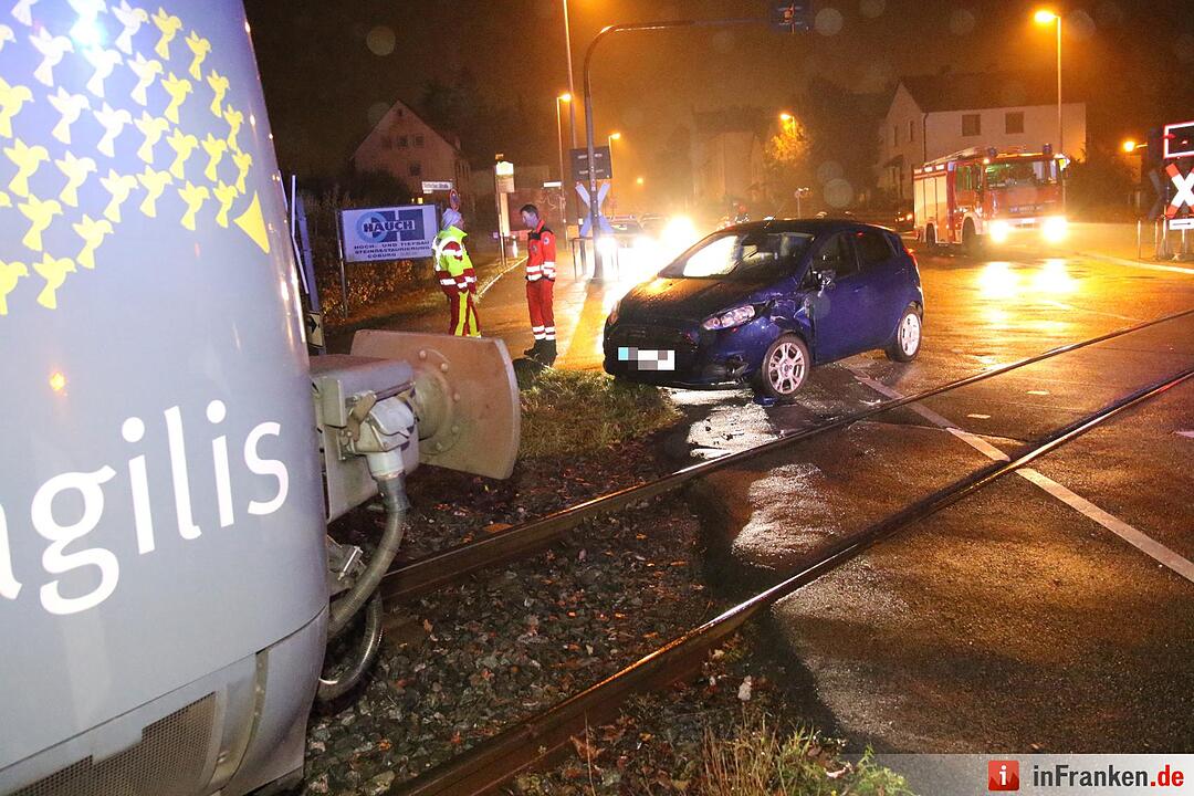 Auto kollidiert in Coburg mit Triebwagen