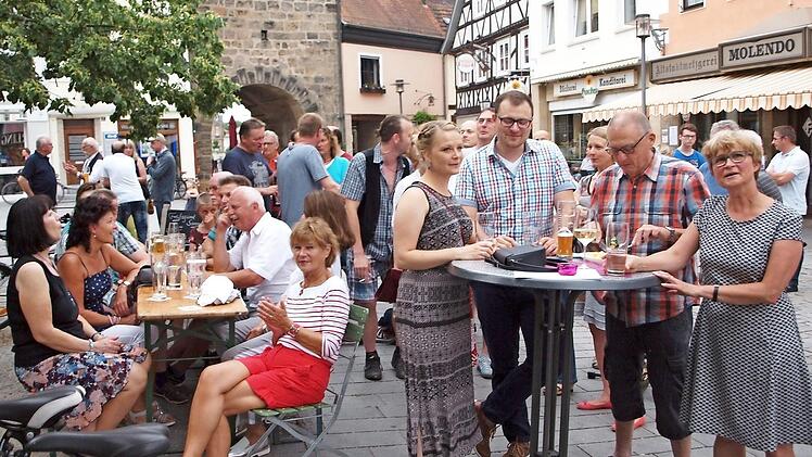 Die Besucher erlebten beim Auftritt der Band "Y-Not" auf dem S&auml;umarkt einen wunderbaren Abend. Fotos: Alfred Thieret