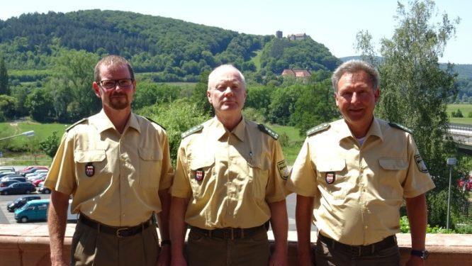 Dem Dienststellenleiter Alfons Hausmann (Mitte) steht nun Oliver Ebert (links) als Stellvertreter zur Seite. Günther May ist für ein halbes Jahr beim Polizeipräsidium in Würzburg tätig. Foto: Polizei/Adler