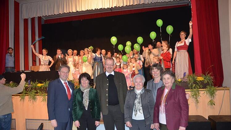 Die Ehrengäste und Grußredner beim Landfrauentag in Kronach. Von links Landrat Klaus Löffler, Beate Opel (stellvertretende Bezirksbäuerin), Pfarrer Thomas Teuchgräber, Ehrenkreisbäuerin Rita Hanna, Kreisbäuerin Rosa Zehnter, Ehrenbezirksbäuerin Hilde Scheler. Im Hintergrund alle Models die an der Trachtenmodenschau teilnahmen.