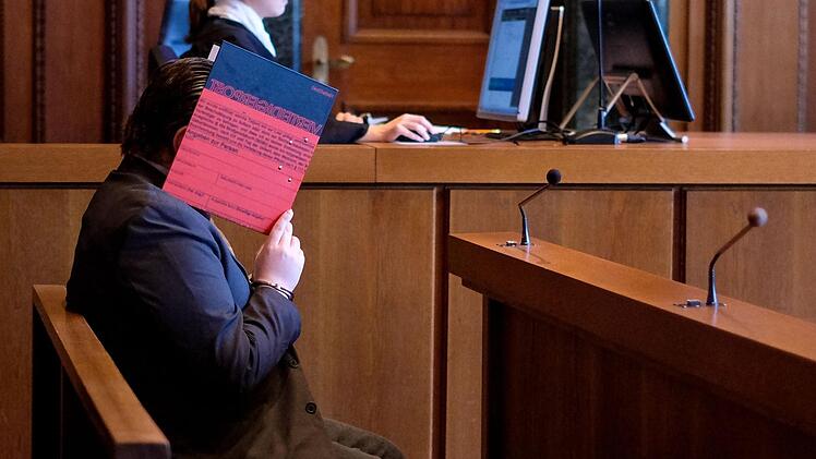 Der 22-Jährige hat vor Gericht die Morde gestanden. Foto: NEWS5 / Grundmann