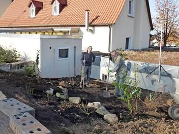 Das Umfeld des TV-Sportheims wird grün. Die Helfer des Obst- und Gartenbauvereins sowie des Turnvereins sind im Einsatz.  Foto: Gerold Snater