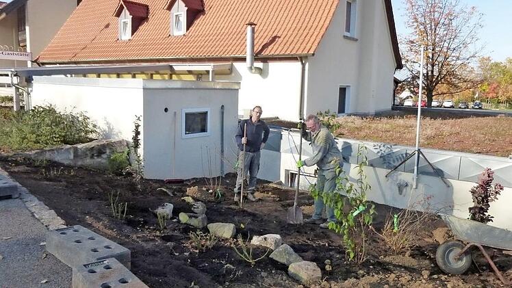 Das Umfeld des TV-Sportheims wird grün. Die Helfer des Obst- und Gartenbauvereins sowie des Turnvereins sind im Einsatz.  Foto: Gerold Snater