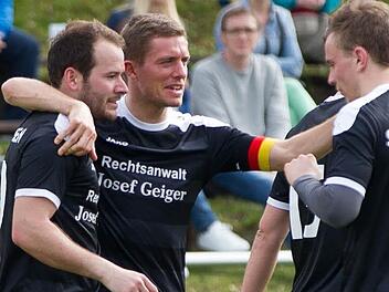 Jahrelang spielten Christian Brandt (links) und Dominik Zwosta gemeinsam beim SV Friesen in der Landes- und Bezirksliga. Jetzt beerbt Brandt seinen ehemaligen Vereinskameraden Zwosta als Spielertrainer beim Kreisklassisten SCR Steinbach am Wald.  Foto: Heinrich Weiß, Archiv