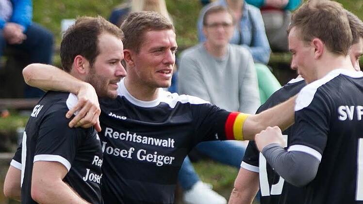 Jahrelang spielten Christian Brandt (links) und Dominik Zwosta gemeinsam beim SV Friesen in der Landes- und Bezirksliga. Jetzt beerbt Brandt seinen ehemaligen Vereinskameraden Zwosta als Spielertrainer beim Kreisklassisten SCR Steinbach am Wald.  Foto: Heinrich Weiß, Archiv