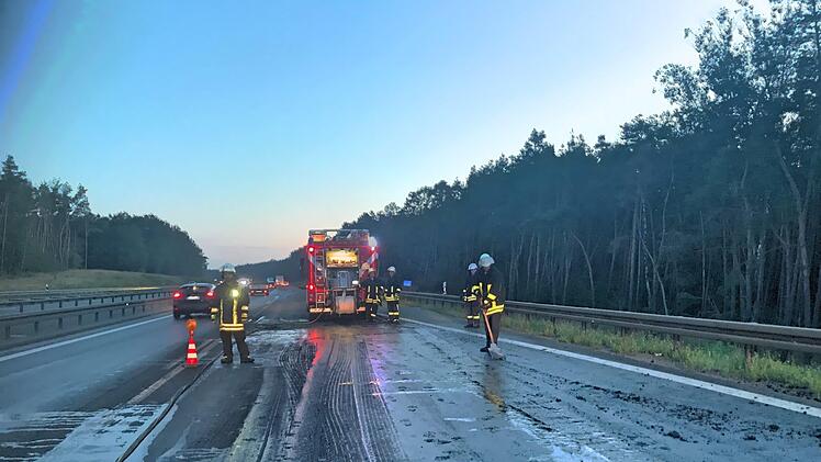 Der Klärschlamm bedeckte die Fahrbahn auf mehr als einen guten Kilometer. Foto: Michael Busch