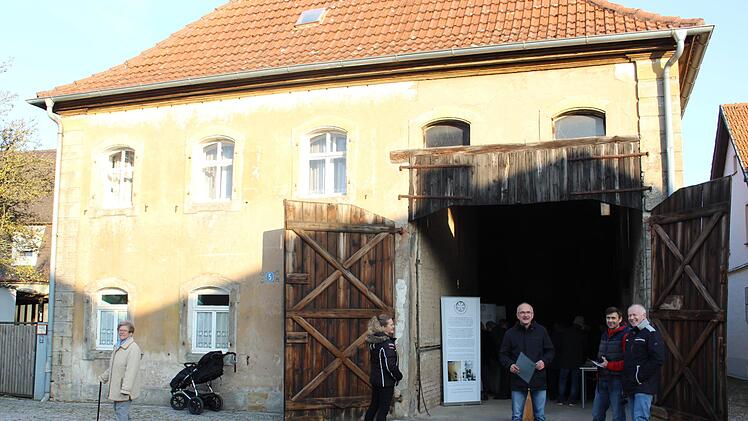 Christian Plätzer (Mitte) im Gespräch mit Besuchern. Rechts Rudi Schmidt, Vorsitzender des Heimatvereins Reicher Ebrachgrund.  Foto: Evi Seeger