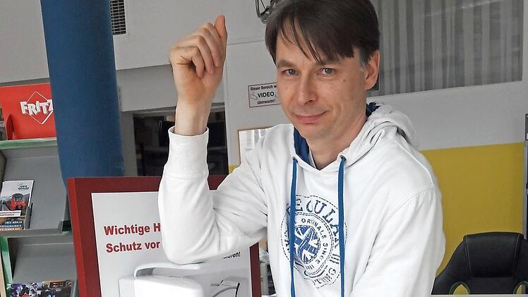 Detlef Neudecker hält Hygiene für absolut wichtig. Mit dem selbstgebastelten Handspender fordert er dazu auf.  Foto: Bernhard Panzer