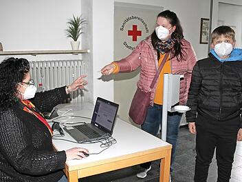 Sibylle Müller und ihr zehnjähriger Sohn Felix möchten sichergehen, dass sie gesund sind.