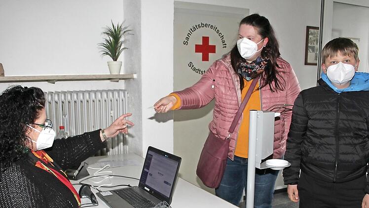 Sibylle Müller und ihr zehnjähriger Sohn Felix möchten sichergehen, dass sie gesund sind.