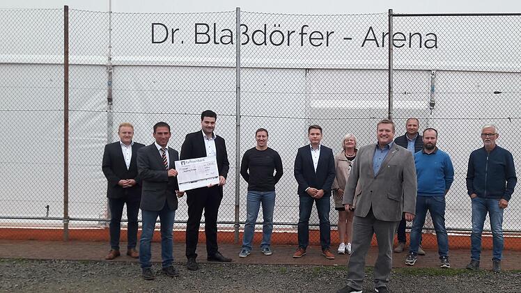 Eröffnung der neuen Tennis-Halle (von links):  Bürgermeister Matthias Klement, Abteilungleiter Jörg Dotzel, Andre Döpfert, der einen Raiba-Scheck von 1000 Euro überreicht, TSV-Vorsitzender Thomas Schweizer,  im Vordergrund Dr. Torsten Blaßdörfer und dahinter 2. Abteilungsleiter Daniel Schneider sowie die Vertreterin und die Vertreter der beteiligten Baufirmen. Foto: Hartmut Hessel